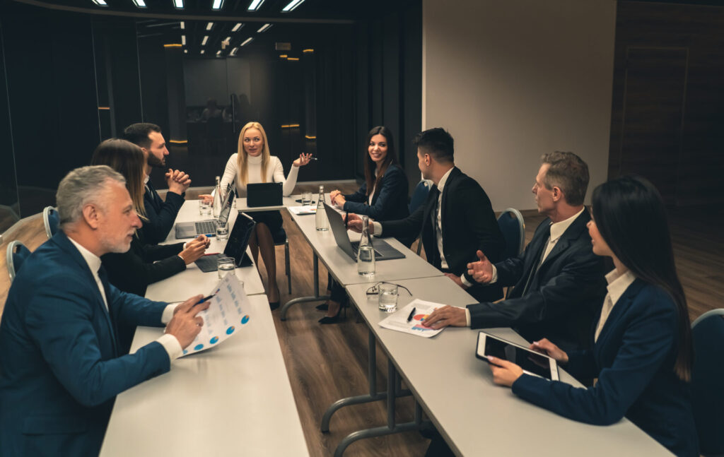 The people sitting at the table on the business meeting tecnologia para empresas em escala